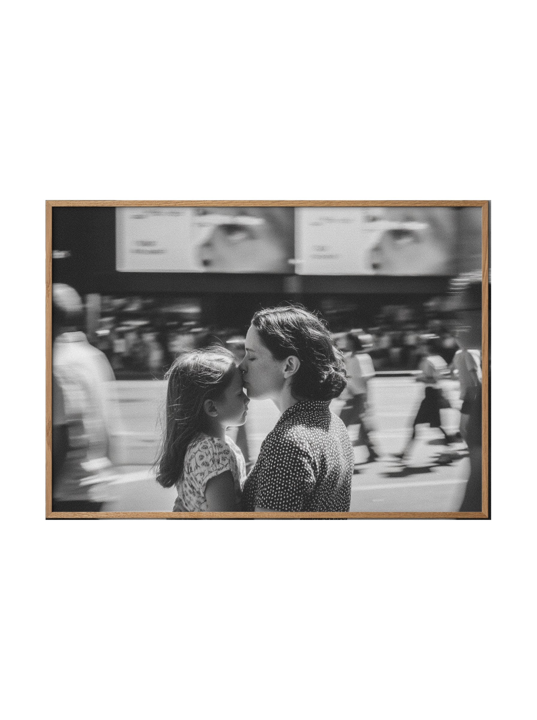 Mothers — No. 18 — מוקאפ מסגרת